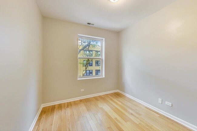 Building Photo - Gorgeous 2 Bed, Plus Sunroom/Office, 1 Bat...