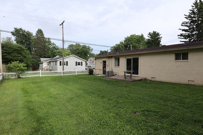 Building Photo - 3 Bedroom Thorntown Rambler!