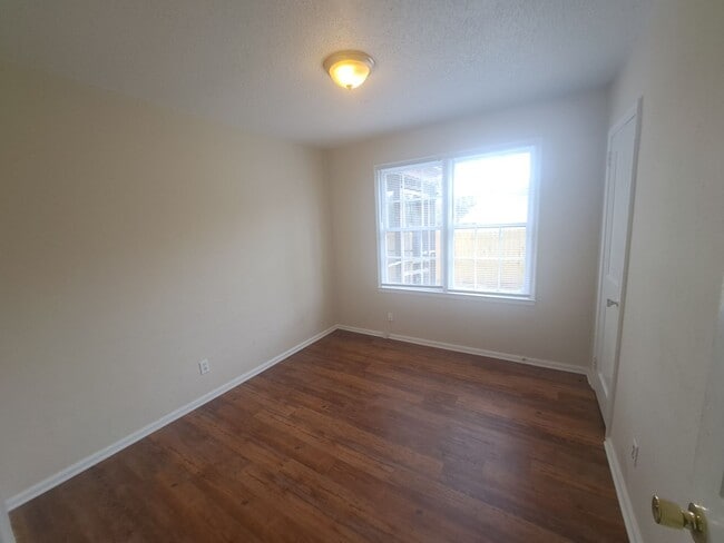 Building Photo - 3BR/1BA home with screened patio