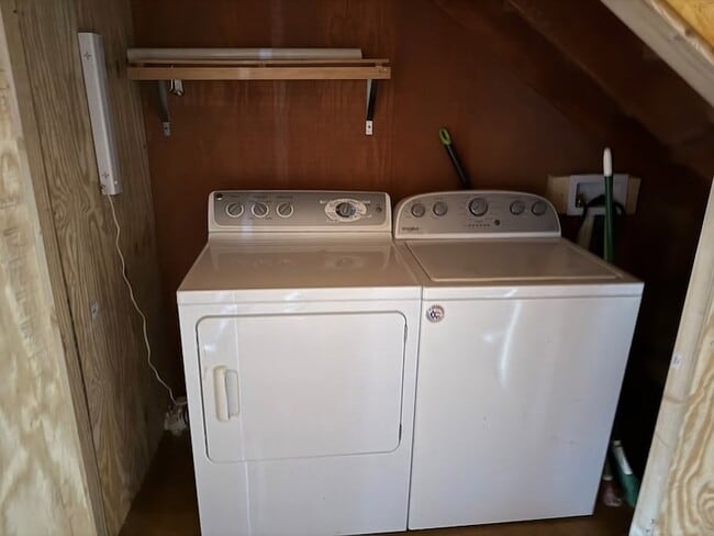 Building Photo - 523 Sundown Dr