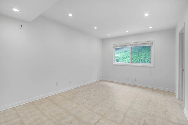 Building Photo - Rent this Beautiful 5 BEDROOM HOME NOW!