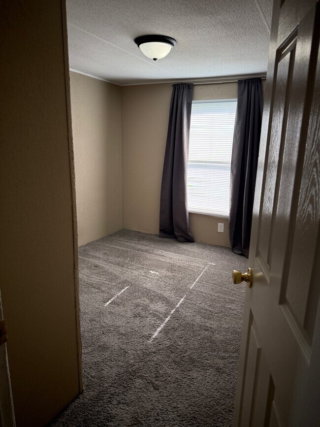 Building Photo - 204 E 1st St