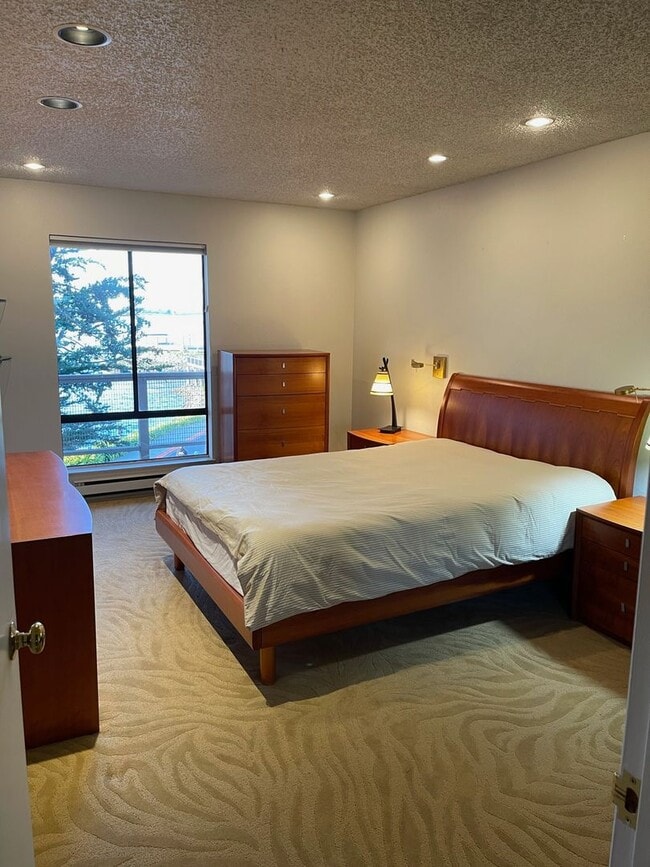 Building Photo - Designer Living in Waterfront Furnished Condo