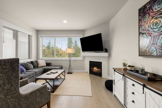Building Photo - Upscale Three Bedroom