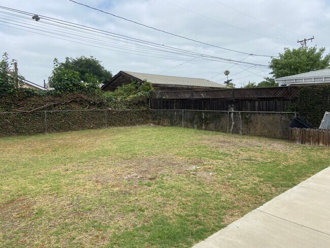 Building Photo - 2 Bedroom House for RENT with Garage and e...