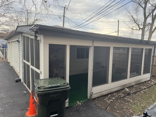 Building Photo - 15214 Woodlawn Ave