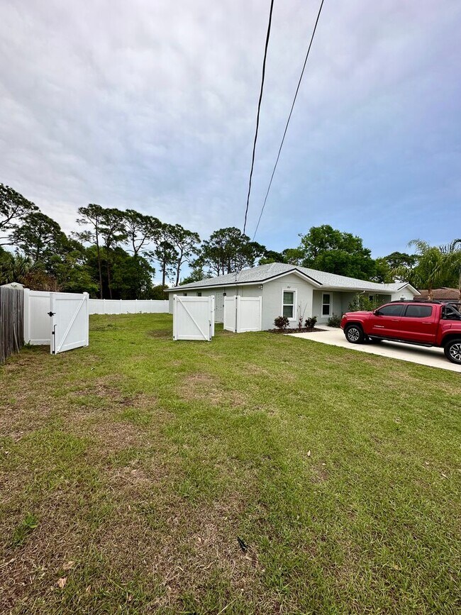 Building Photo - 2027/2029 Guava Drive