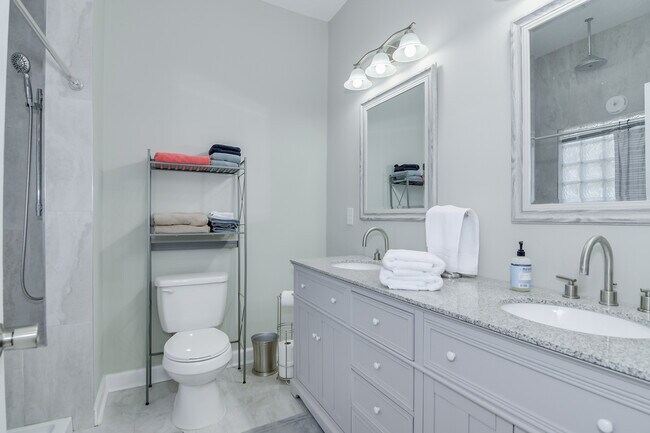 Building Photo - 2426 Brentwood Pl