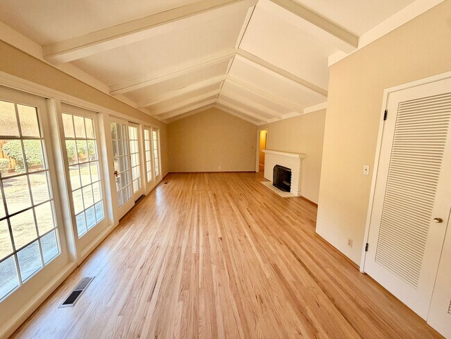 Building Photo - 1534 Marlbarough Ave