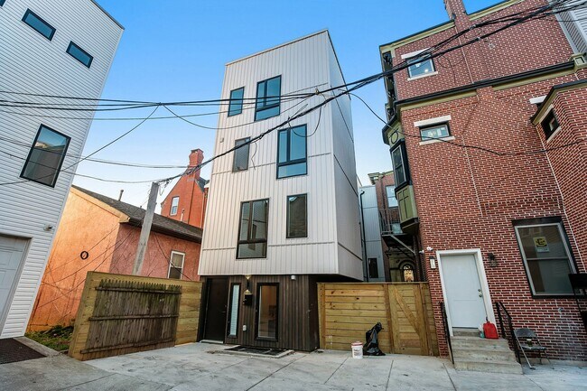 Building Photo - Fairmount/Brewery town gorgeous luxury apartment home, oversized rooms