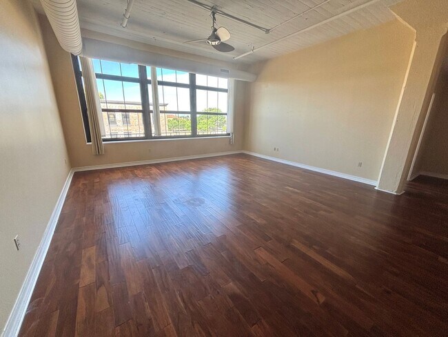 Building Photo - Downtown Luxury Condo in a Newly Renovated...