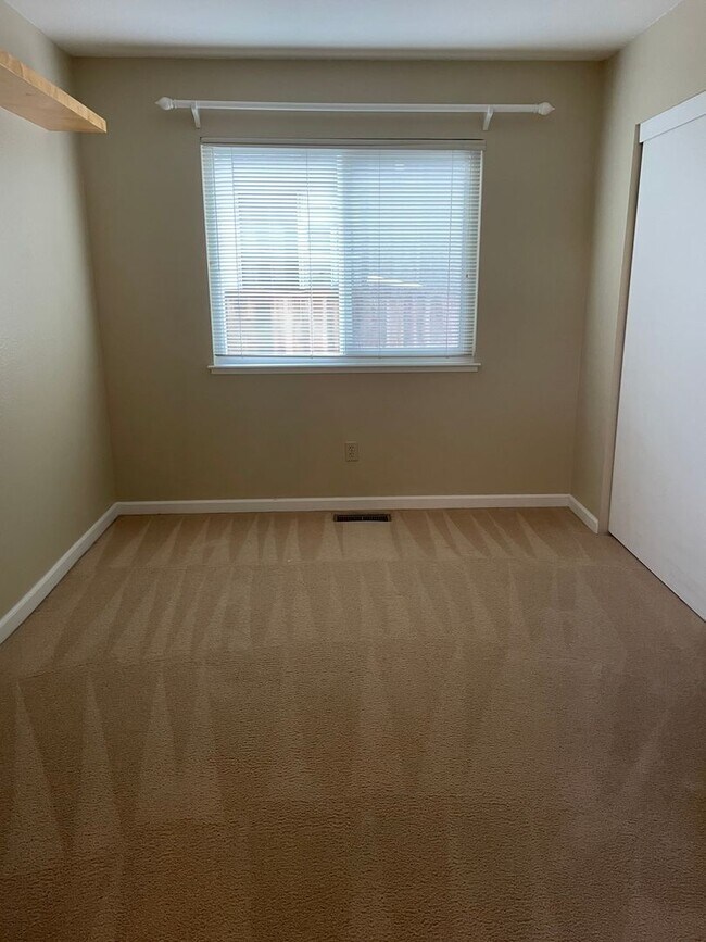 Building Photo - 4 bedroom 3 full bath Windsor Home!