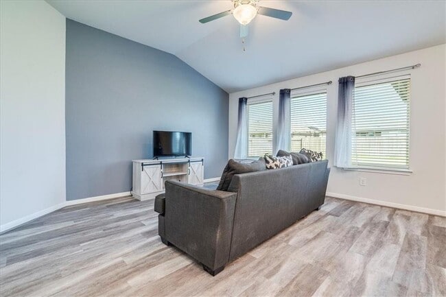 Building Photo - 117 Balsam St