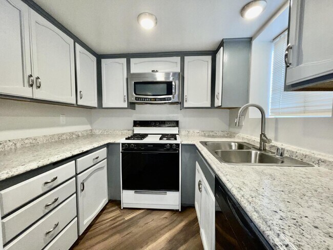 Building Photo - Gated community with a pool, 2 bed 1 bath $975 rent.