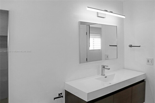 Building Photo - 11020 SW 140th Ave