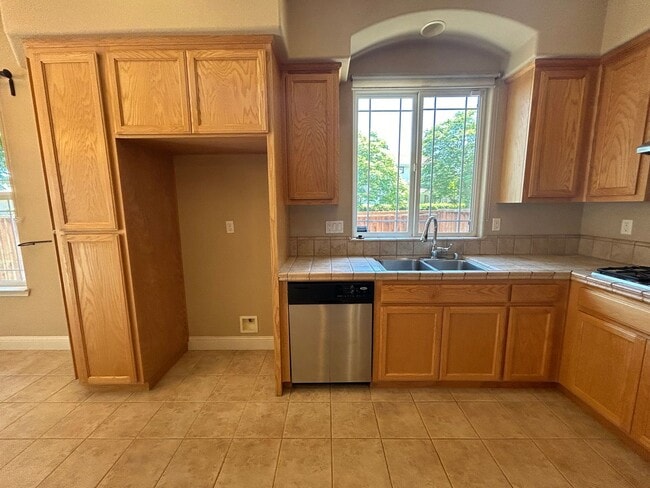 Building Photo - Nice Oakdale home on corner lot