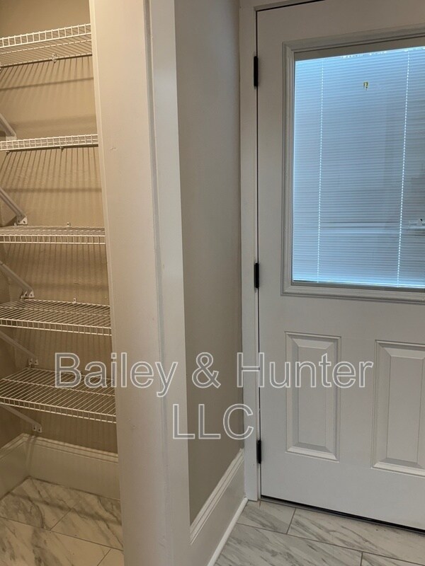 Building Photo - 1385 Hartford Ave SW