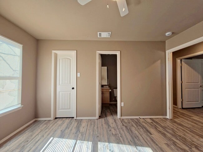 Building Photo - Cozy 3 Bedroom Home Near Downtown