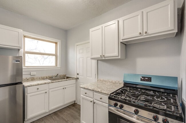 Building Photo - 2-Bedrooms
