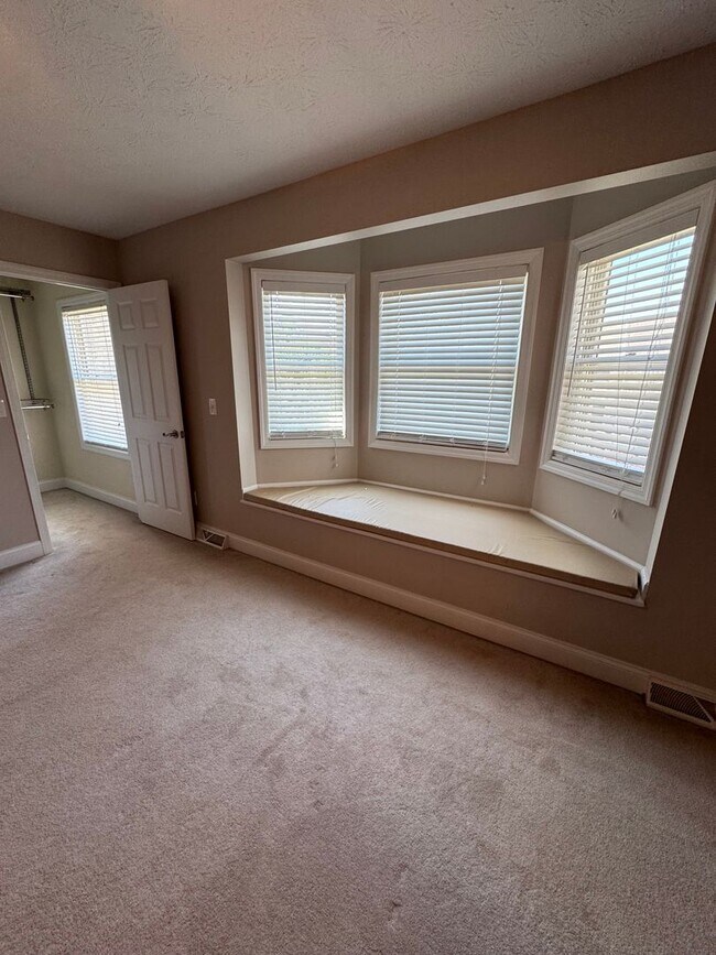 Building Photo - 2 Bed 2 full and 2 1/2 Bath- Imperial PA