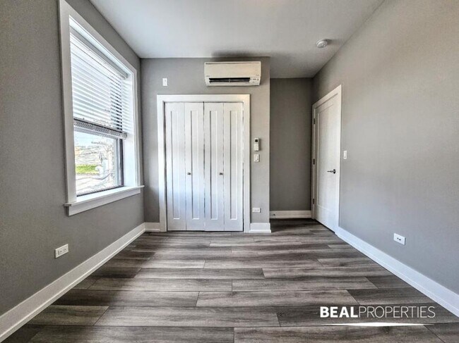 Building Photo - 2 bedroom in CHICAGO IL 60613