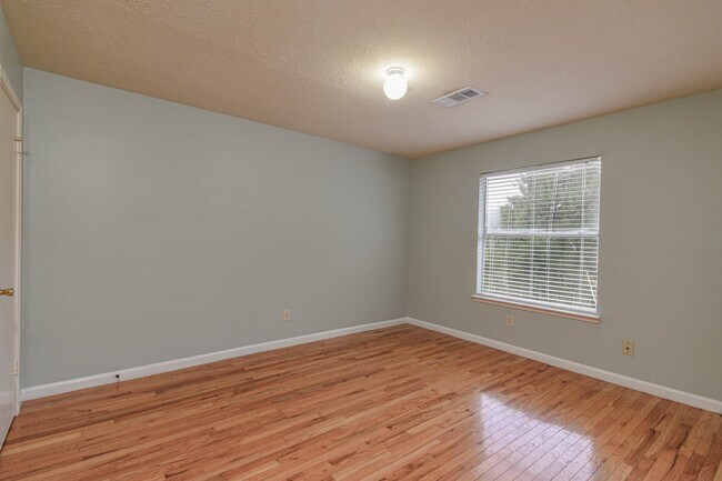 Building Photo - 16818 Parliament St