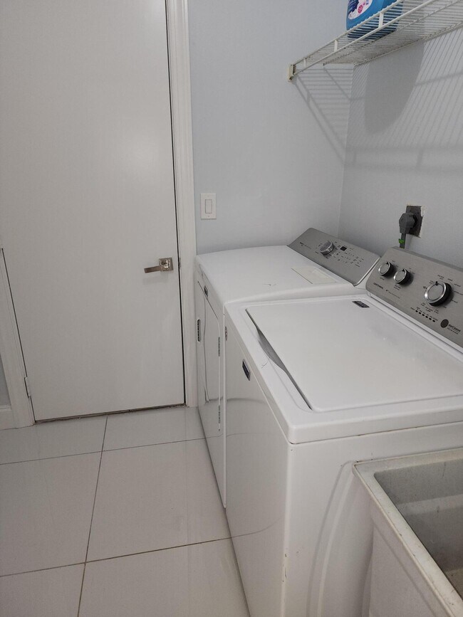 Building Photo - 14526 Paddock Dr