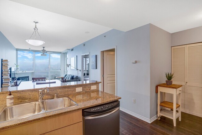 Building Photo - 300 W Beech St