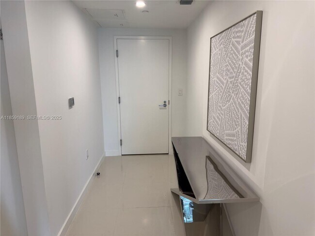 Building Photo - 9940 W Bay Harbor Dr