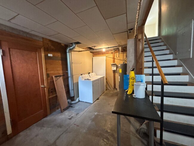 Building Photo - 715 NE Stadium Way