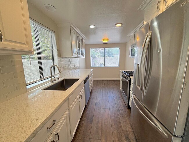 Building Photo - 3 Bedroom Condo now available in City of Orange