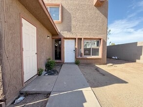Building Photo - 5220 W Lynwood St