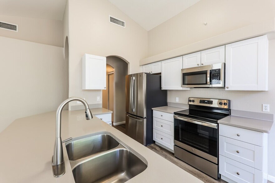 Building Photo - 8338 W Bluefield Ave