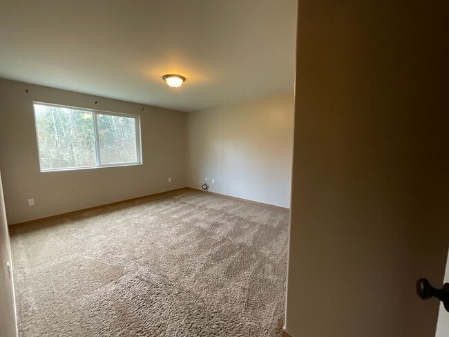 Building Photo - 5 Bedroom Home on 5 Acres!