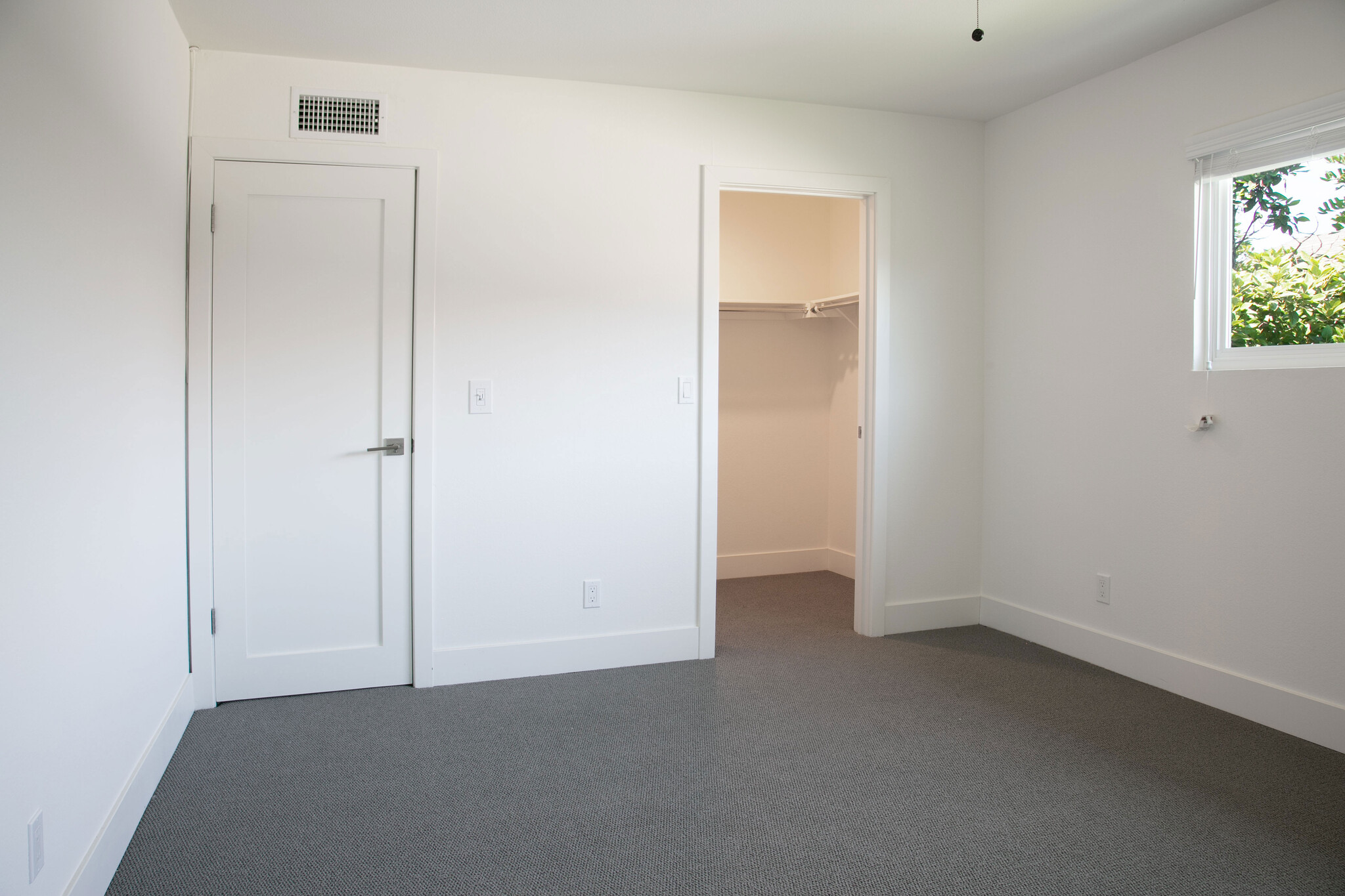 Unit B- Master w/Walk In Closet - 3018 Jeffrey Dr