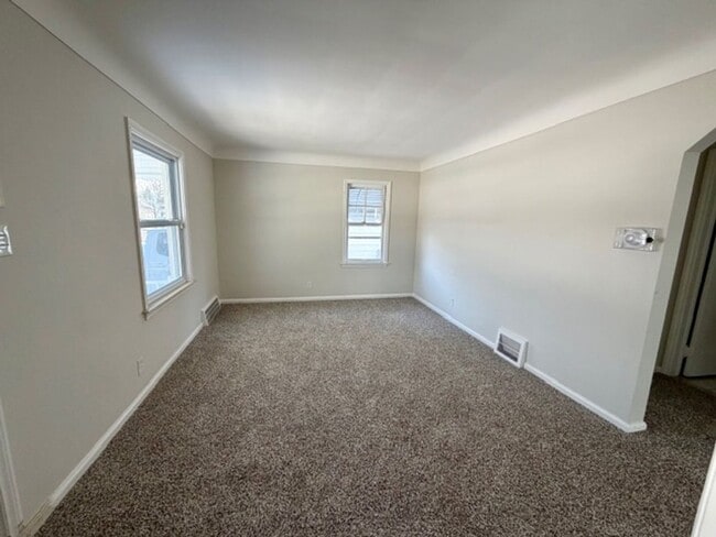 Building Photo - Three Bedroom Ranch home with a 1 and a half car garage. Very nice area. Call 313-429-3244 KPM De...