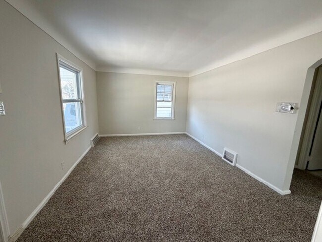 Building Photo - Three Bedroom Ranch home with a 1 and a half car garage. Very nice area.