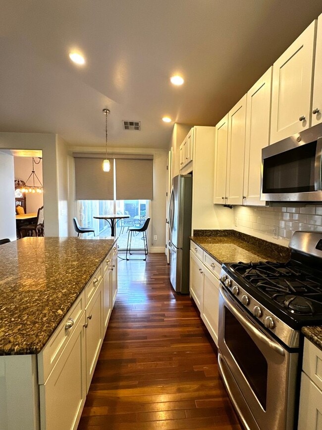 Building Photo - HIGHLY DESIRABLE AND SPACIOUS HOME FULLY EQUIPPED WITH SOLAR PANELS + LANDSCAPING INCLUDED