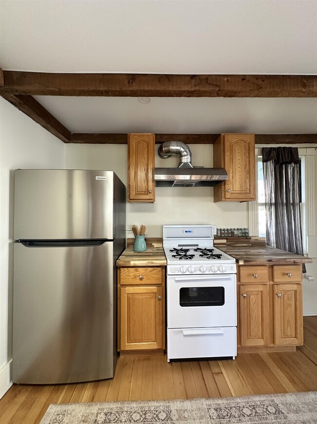Building Photo - 10 Waukewan St