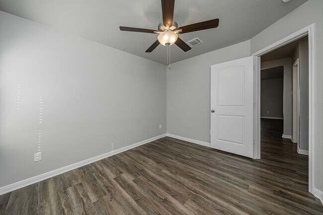 Building Photo - Your perfect escape from the hustle and bustle!