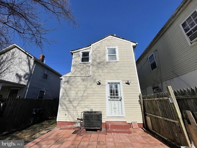 Building Photo - 5325 Gay St NE