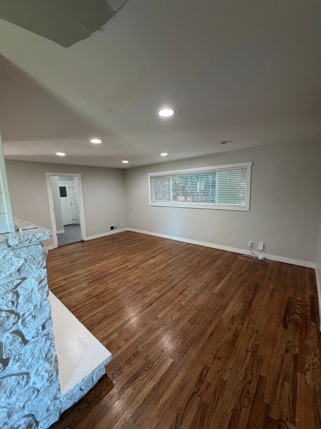 Building Photo - 5532 Woodcrest Dr