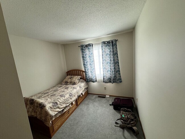 Building Photo - Beautiful 3 bedroom townhome in Maplewood.