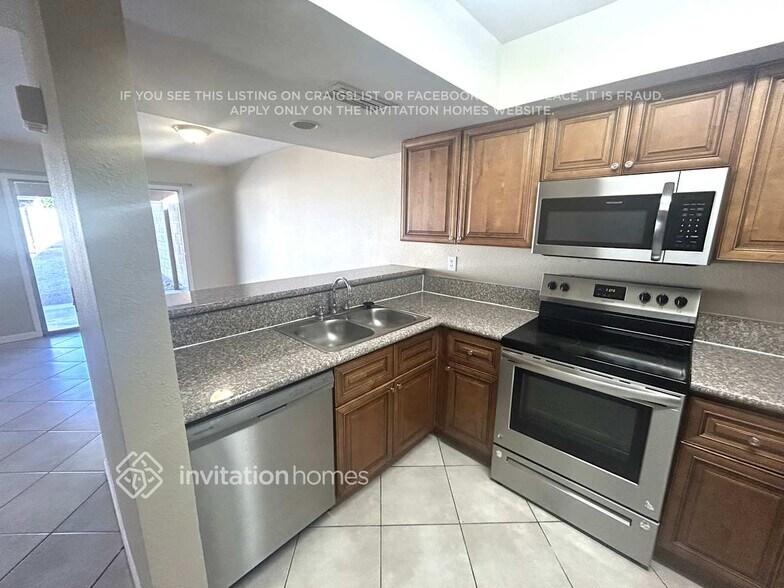 Building Photo - 11025 N 81st Dr