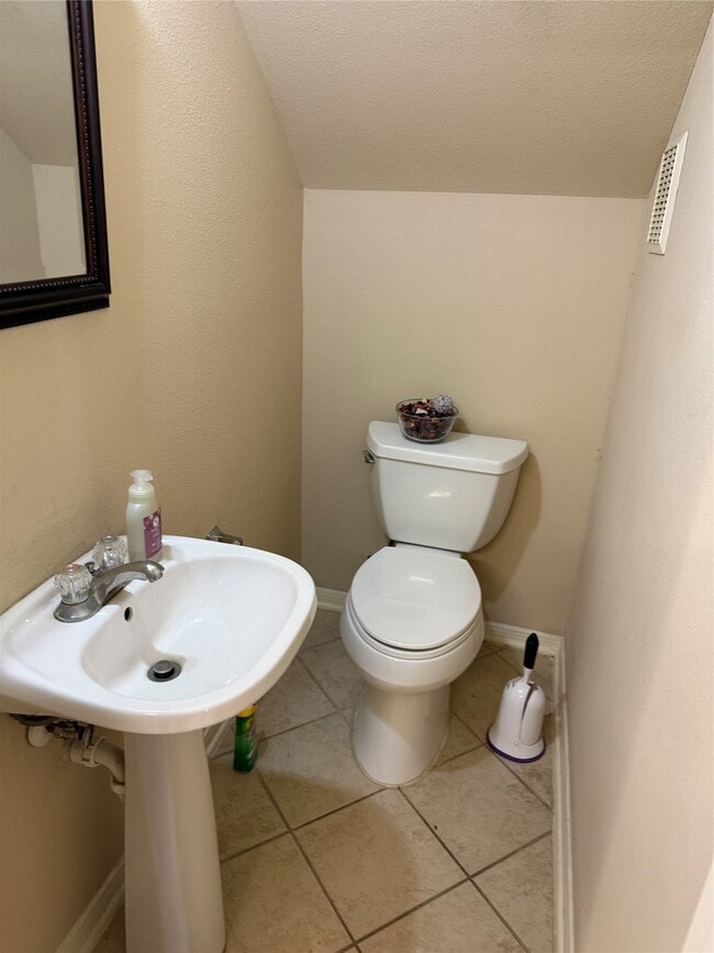 Building Photo - 2231 Naomi St