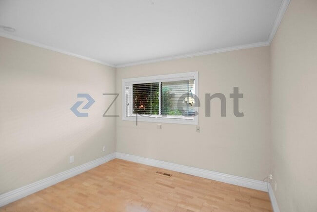 Building Photo - 14541 Oak St