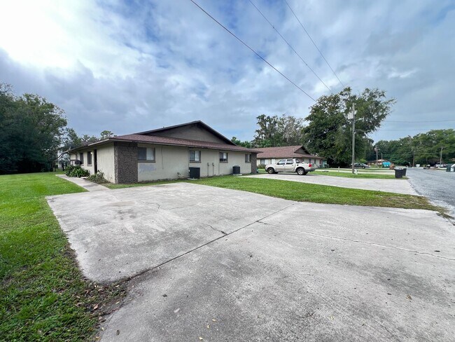 Building Photo - Beautifully Renovated 2 Bedroom, 1 Bathroom Home in Prime Ocala Location! Lawn Care Included!