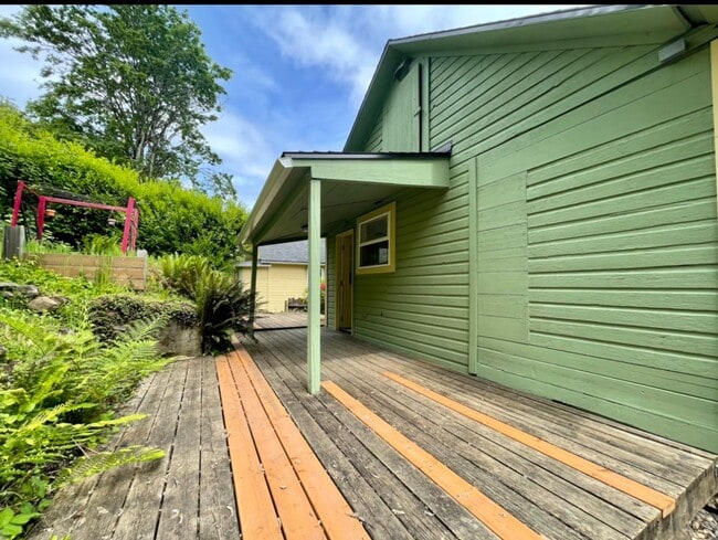 Building Photo - Spectacular View! Remodeled One bedroom with Partially finished basement in Linnton~ Front and ba...