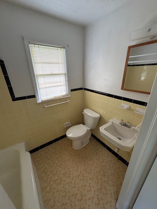 Building Photo - 1315 Monte Vista Dr