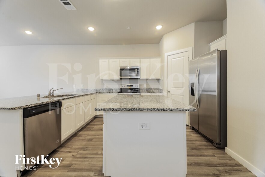 Building Photo - 607 Ava Trl